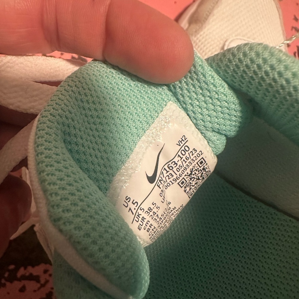 White and teal Women’s NIKE Airmax Sz 7.5 - Picture 8 of 9